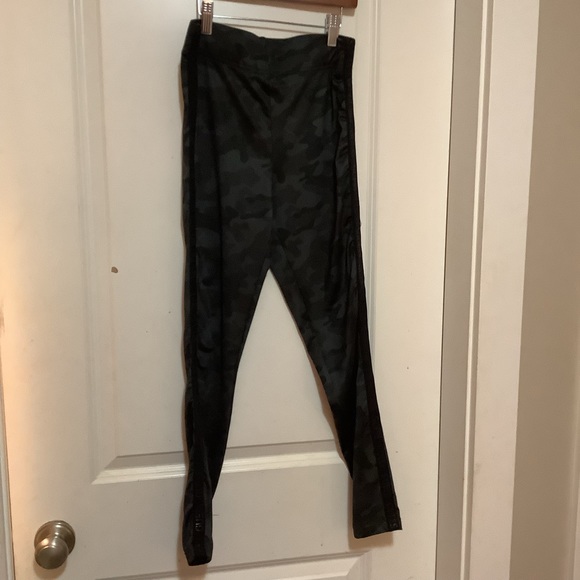 GUESS Leggings, Camouflage w/guess logo tape detail on side - Picture 3 of 8